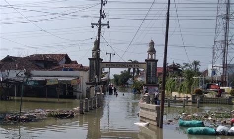 Banjir Surut Warga Demak Terdampak Mulai Pulang Ke Rumah