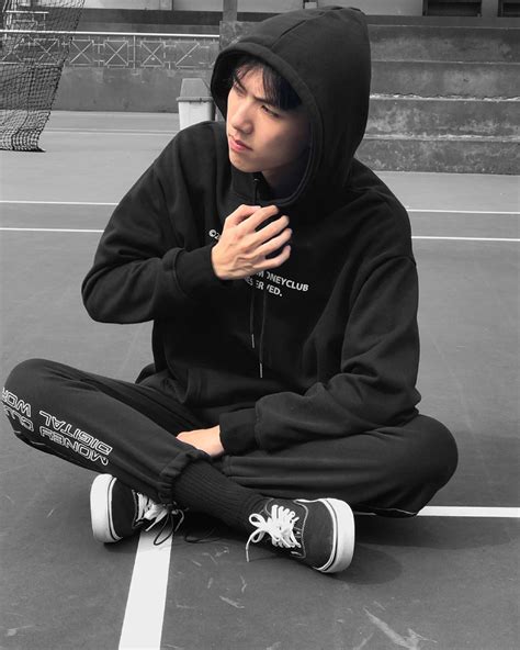 Hot boy 17 tuổi nhiều lần bị nhầm là trai Trung được chấm 10 điểm vì mong muốn kiếm nhiều tiền