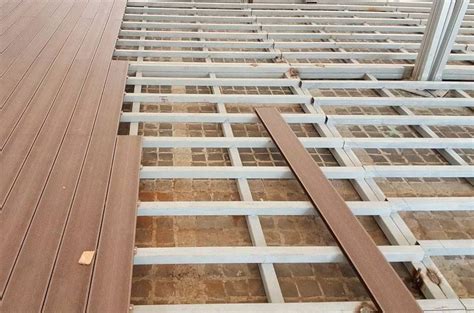 Крепление террасной доски к лагам: расстояние между алюминиевыми и ...