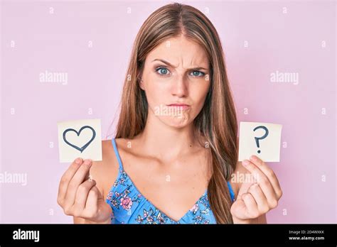 Jeune Fille Blonde Tenant Le Coeur Et Le Point D Interrogation Rappel Sceptique Et Nerveux