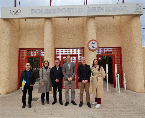 El director general de Deportes visita el Polideportivo municipal