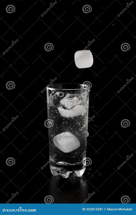 Vaso De Agua Lleno De Cubos De Hielo Imagen De Archivo Imagen De