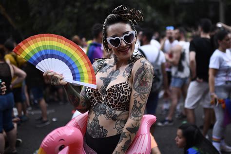 Cientos De Miles De Personas Celebraron El Orgullo Gay En Europa Infobae