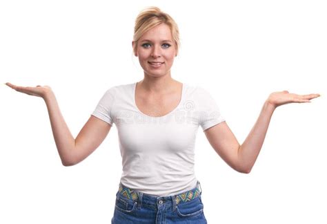 Jeune Fille Blonde Mignonne Avec Des Taches De Rousseur Photo Stock Image Du Gesticulation