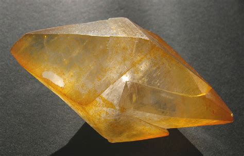 Кальцит: свойства и кому подходит камень по знаку зодиака