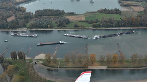 Schifffahrt Auf Dem Rhein Bei Karlsruhe Bleibt Vorerst Gesperrt