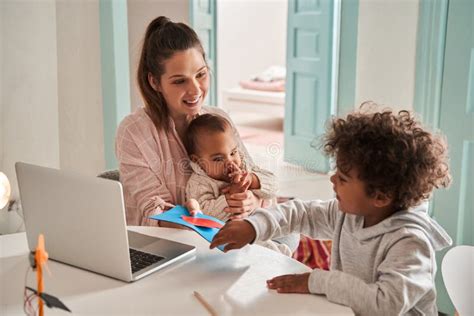 Feliz Madre Caucásica Sosteniendo a Un Lindo Hijo Recién Nacido Y