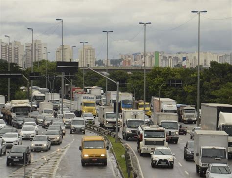 Marginal Tietê é liberada após bloqueio por manifestantes Folha PE