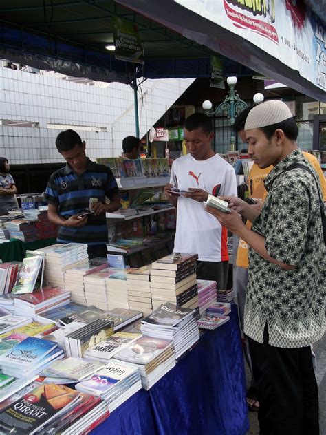 jurnalistik sejumlah  terlihat  membaca buku