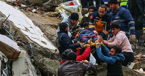 Terremoto Turchia E Siria Oltre 7 200 Morti 15enne Salvato Dopo 35