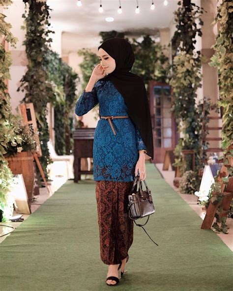 Style Kondangan Hijab Rizky Amelia Feminin Dengan Warna Nude And Bold