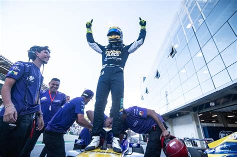 Alexandre Machado domina corrida e vence a primeira na BRB Fórmula 4