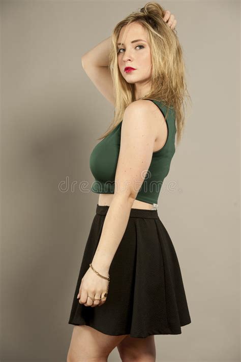 Rondborstig Schitterend Jong Brunette Stock Foto Image Of Groen Persoon