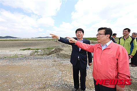 새만금 내 농생명용지 조성현장 둘러보는 이동필 장관