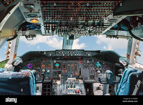 airplane pilot cabin  res stock photography  images alamy