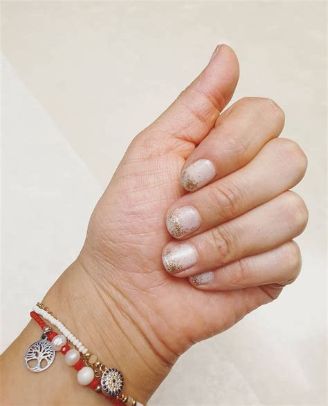 Diseño de Uñas nude y brillos Disenos de unas Diseños de uñas Brillos