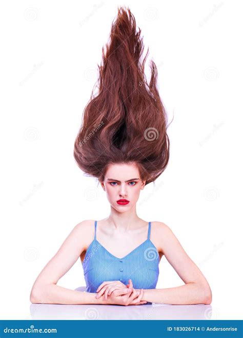 Cabello De Brunette Joven Y Bella Mujer Aislada De Fondo Blanco Foto De Archivo Imagen De