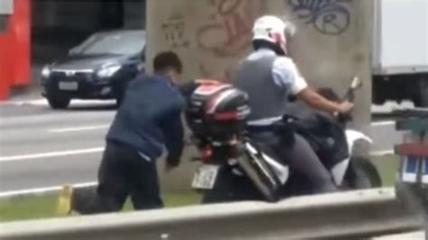 Homem Negro Algemado E Obrigado A Correr Atr S De Moto De Pm