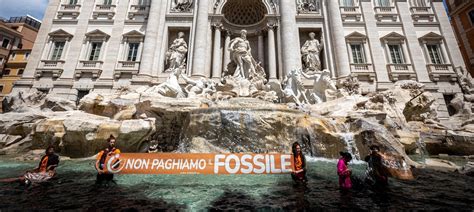 Fontana Di Trevi Offesa Con Il Carbone Assalto Degli Ambientalisti Luce