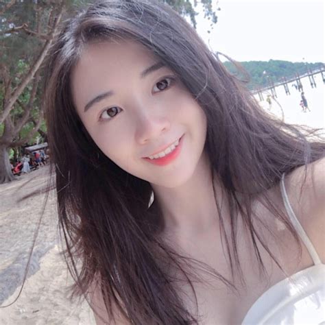 Cộng đồng mạng lại vừa khai quật thêm được một hot girl vô danh Đẹp dịu dàng nhưng vẫn đầy