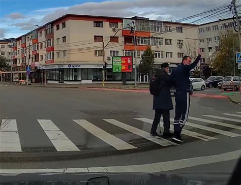 Video A Oprit Circulatia Pe O Strada Din Bacau Pentru A Ajuta Un