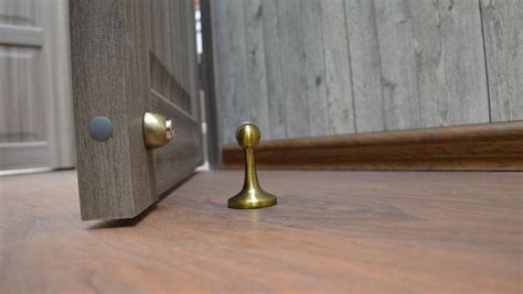 на что вешают дверь как называется