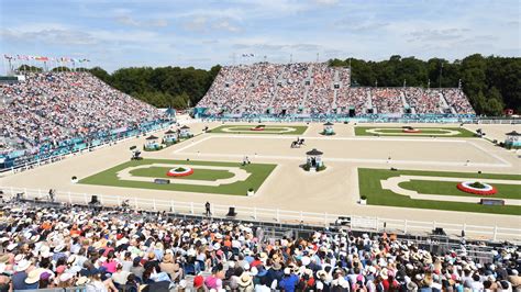 L Quipe Paralympique Britannique Se Pr Pare Rouler Devant Une Foule