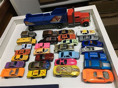Lote Carrinhos E Um Caminh O Carreta Hot Wheels Bate Amassa E Joga Carros Pra Fora