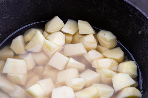 Patatas Peladas En Una Olla De Hierro Fundido Preparaci N De Patatas Al