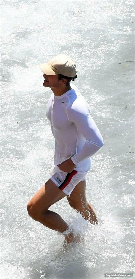 Orlando Bloom Fica Shorte Branco Transparente Na Praia