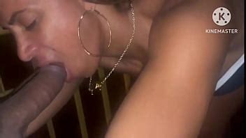 MUJER CASADA DÁNDOSELO A DOS EN LA PASARELA EN DUTRA XVIDEOS