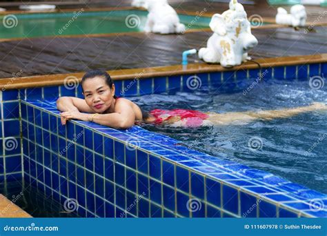 Mujeres Bretty Con El Bikini Rojo En La Piscina En La Playa Foto De