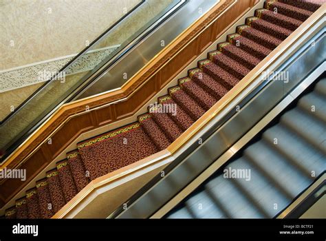 Treppe gegen rolltreppe Fotos und Bildmaterial in hoher Auflösung Alamy