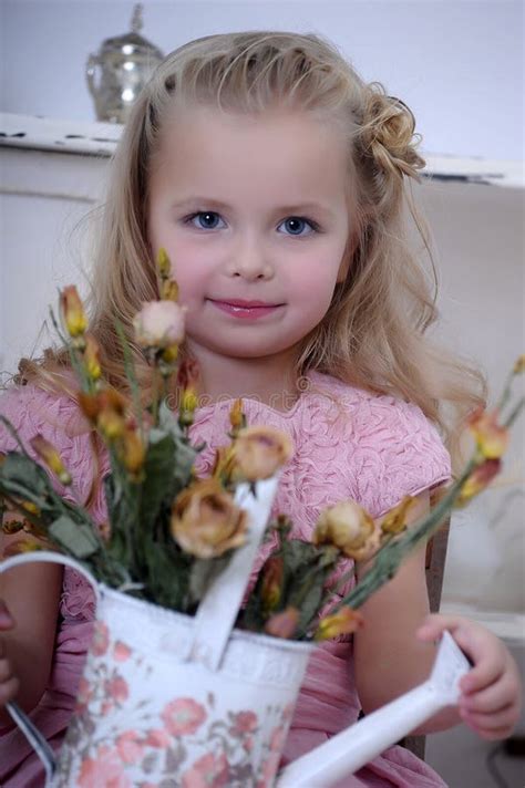 Portrait D Une Petite Fille Blonde Photo Stock Image Du Beau Fleur