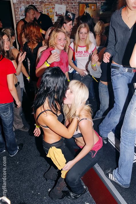 Horny party sluts strips to suck fuck male stripper cock in club groupsex すべての写真