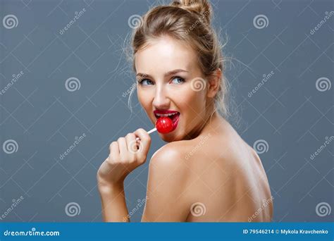 Jeune Belle Fille Blonde Mangeant Des Chups De Chupa Au Dessus De Fond Gris Photo Stock Image