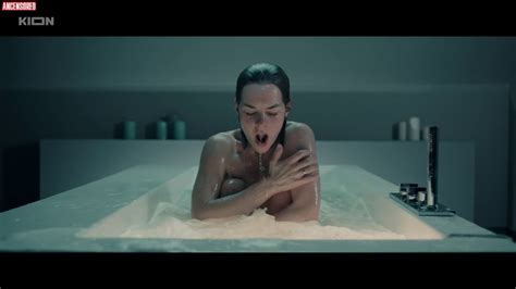 Naked Darya Ursulyak In Snail Run