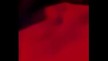 Brunette assise sur bâton en robe XVIDEOS