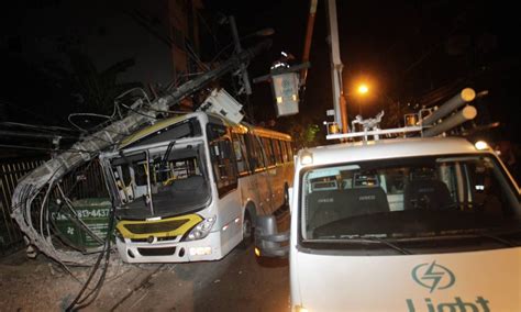 Ônibus derruba poste e via na Gávea é interditada Jornal O Globo