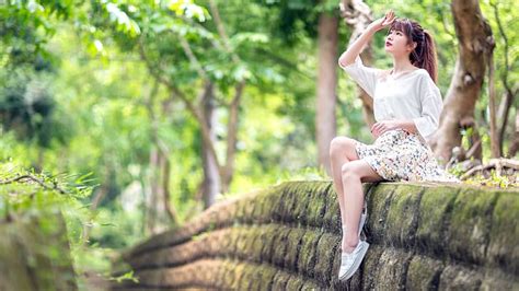 アジア人、 女性、 モデル、 屋外の女性、 屋外、 壁、 座っている、 見上げる、 夏、 木、 Hdデスクトップの壁紙