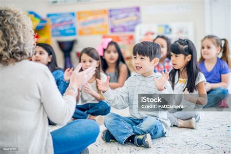 tepuk tangan  foto stok  gambar  anak umur