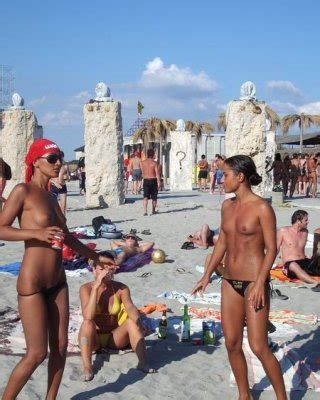 Brünette hat Spaß nackt an einem öffentlichen Strand zu sein Porno Bilder Sex Fotos XXX