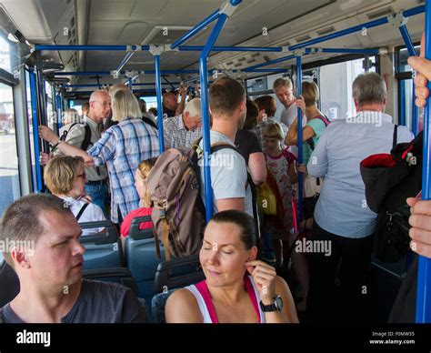 Personas Hacinadas En El Bus Fotografía De Stock Alamy