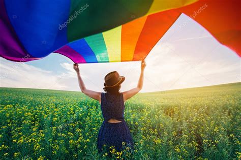 Mujer Sosteniendo La Bandera Del Arco Iris Gay En Un Prado Verde Al Aire Libre Concepto De