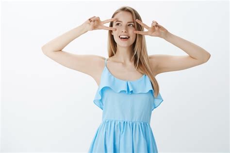 Jolie Fille Blonde En Robe Bleue élégante Photo Gratuite