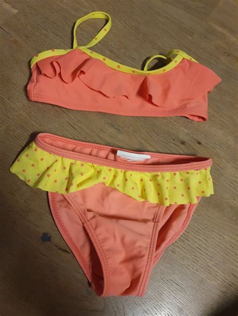 Bikini Grösse 116 6Jahre rosa gelb gepunktet Volants DP am Gebraucht in Uster für CHF 4 5