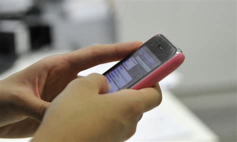 Messaggi chat hot con adulto choc per una enne quando scopre che è il padre Cronaca