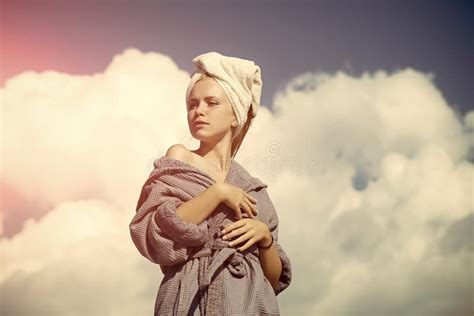 Trattamenti Della Stazione Termale Ragazza Che Posa Con Le Spalle Nude Su Cielo Blu Nuvoloso