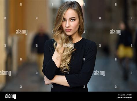 Blonde Frau im städtischen Hintergrund Schöne junge Mädchen tragen Schwarz Elegantes Kleid auf