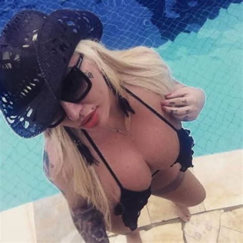 Sabrina Boing Boing Ousa E Posa Sem Calcinha Para Foto No Instagram